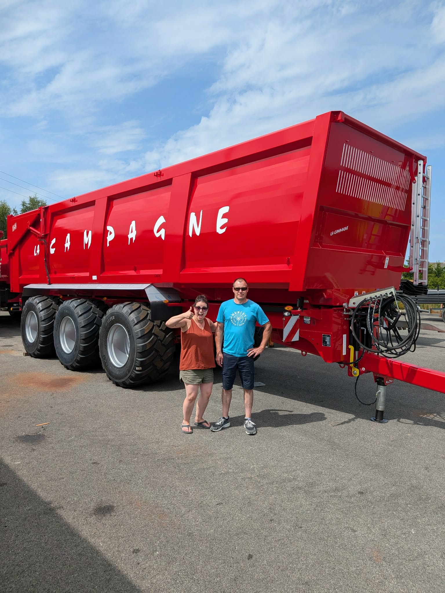 Grande benne La Campagne rouge présentée à l’extérieur