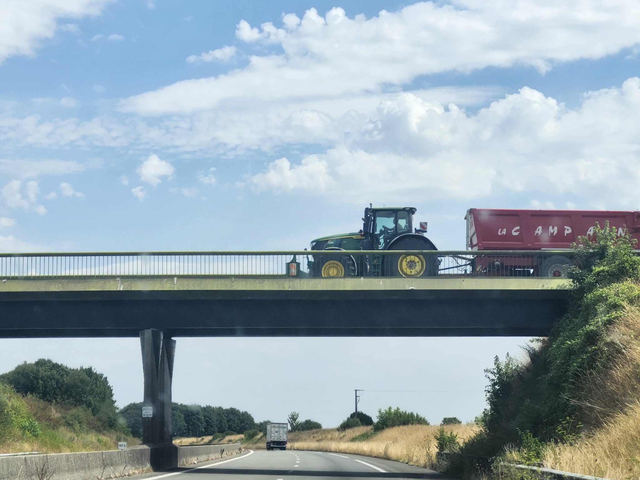 Benne La Campagne tractée sur un pont
