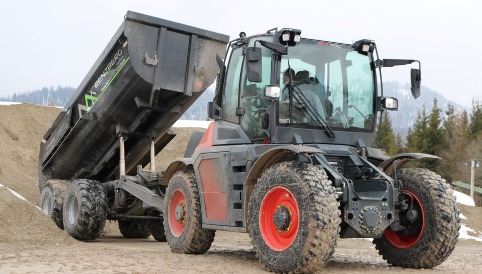 SYN TRAC ST420 avec une benne basculante