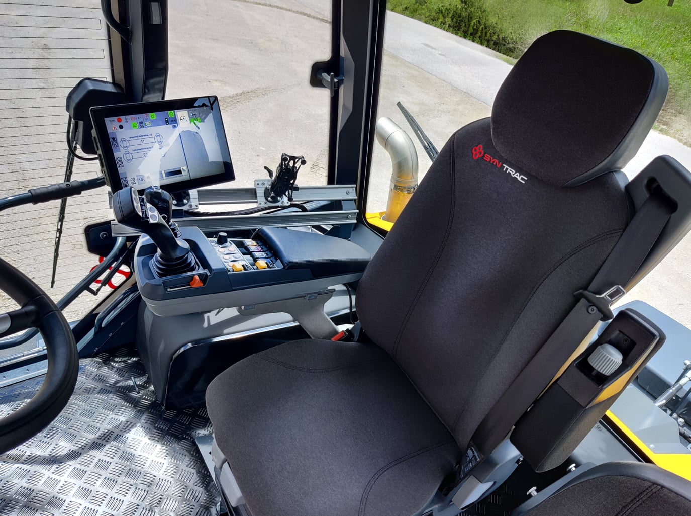 Cabine du SYN TRAC ST420 avec siège, écran et commandes