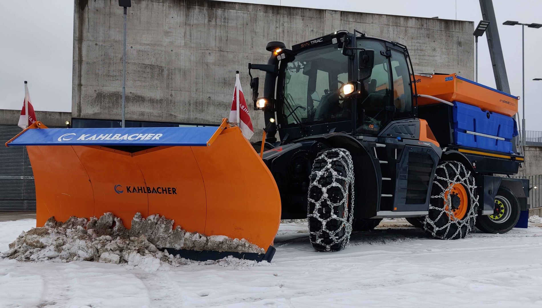 SYN TRAC ST420 équipé pour le déneigement et l’épandage
