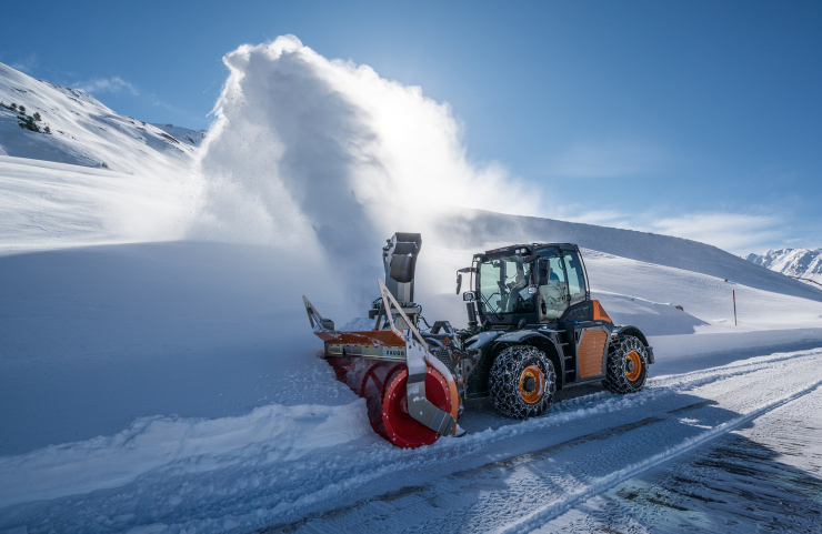 SYN TRAC ST420 avec une souffleuse à neige