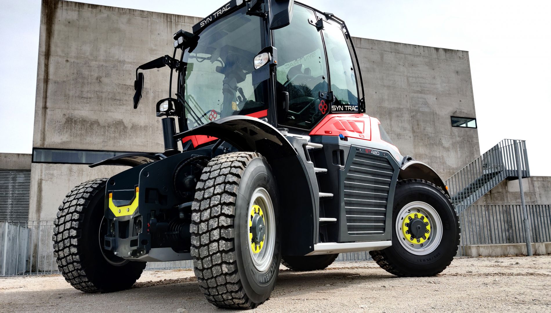 SYN TRAC ST420 vu de trois quarts